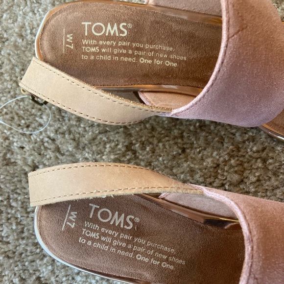 NWOT TOMS Bloom Suede Rose Gold Specchio Poppy Sandals, size 7 - Picture 5 of 6